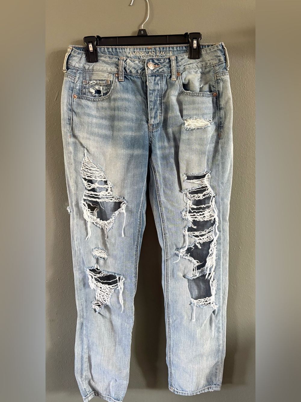 Size 8 American Eagle Outfitters Light Blue Distressed Boyfriend Jeans